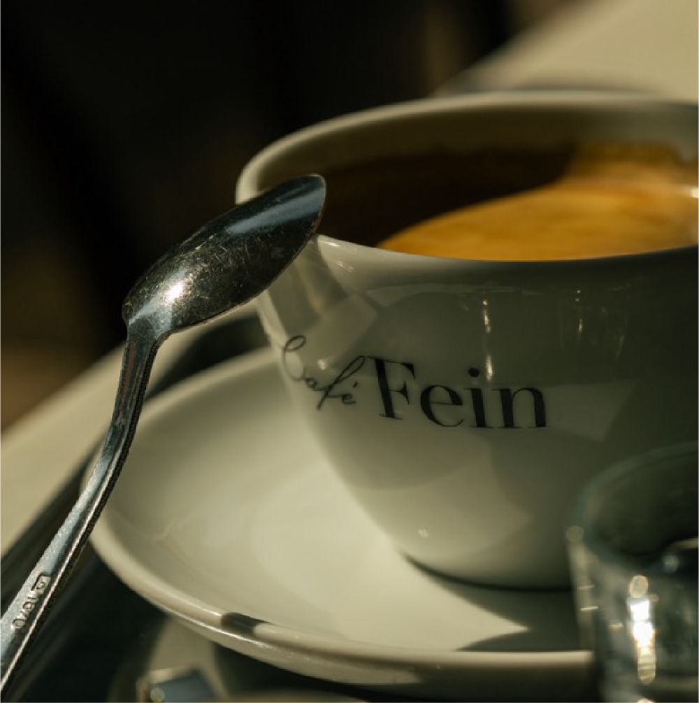Genießen Sie im Café Fein feinen Kaffee aus bedruckten Kaffeetassen!